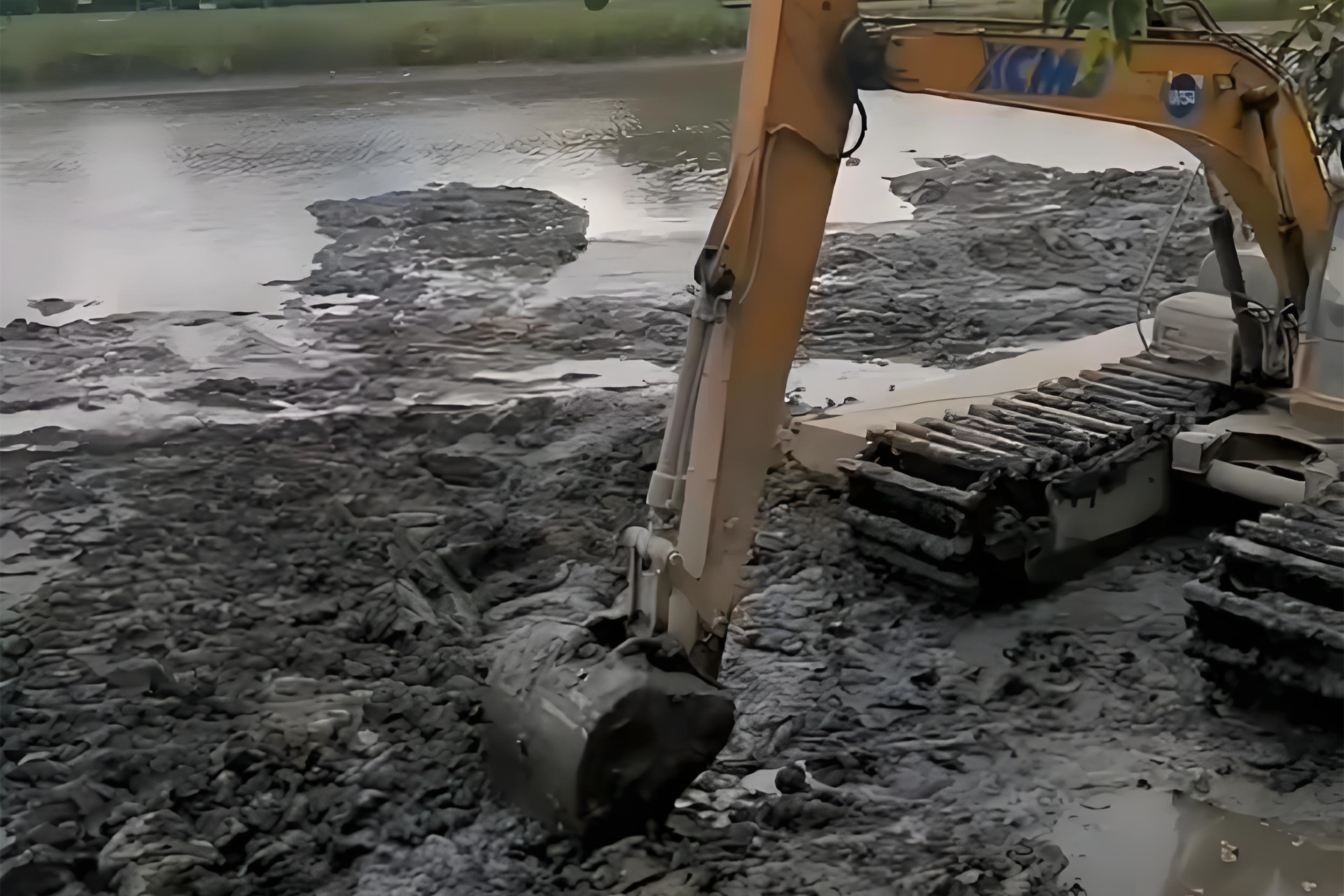 江西水挖清淤團(tuán)隊(duì)泓樺錦嘉-水上挖機(jī)清淤要避開汛期嗎？