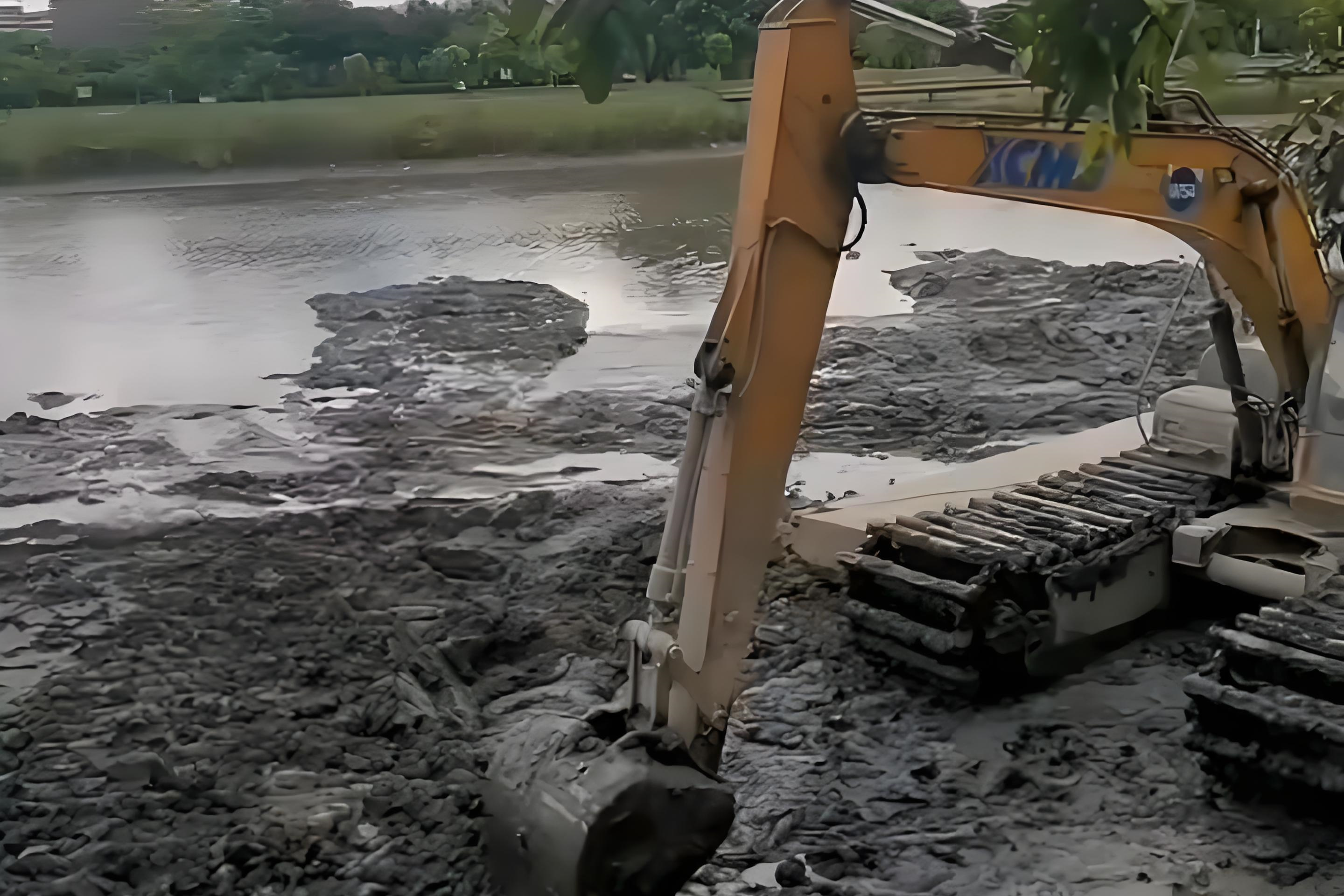 廣東東莞挖機(jī)清淤施工隊-水塘清淤需要請專業(yè)隊伍嗎？