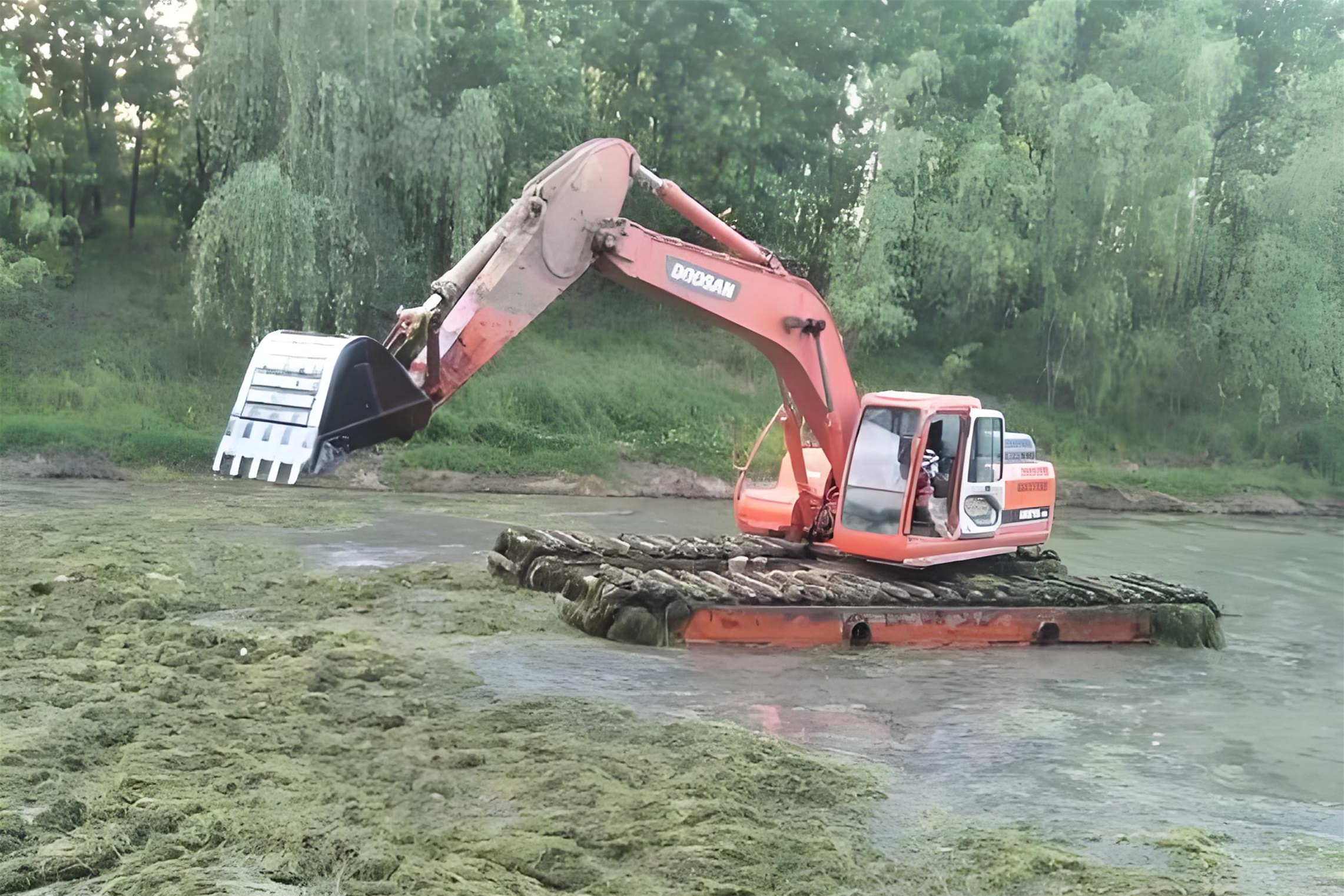 廣西南寧挖機(jī)清淤施工隊-沼澤清淤怎樣防止挖掘機(jī)下陷？