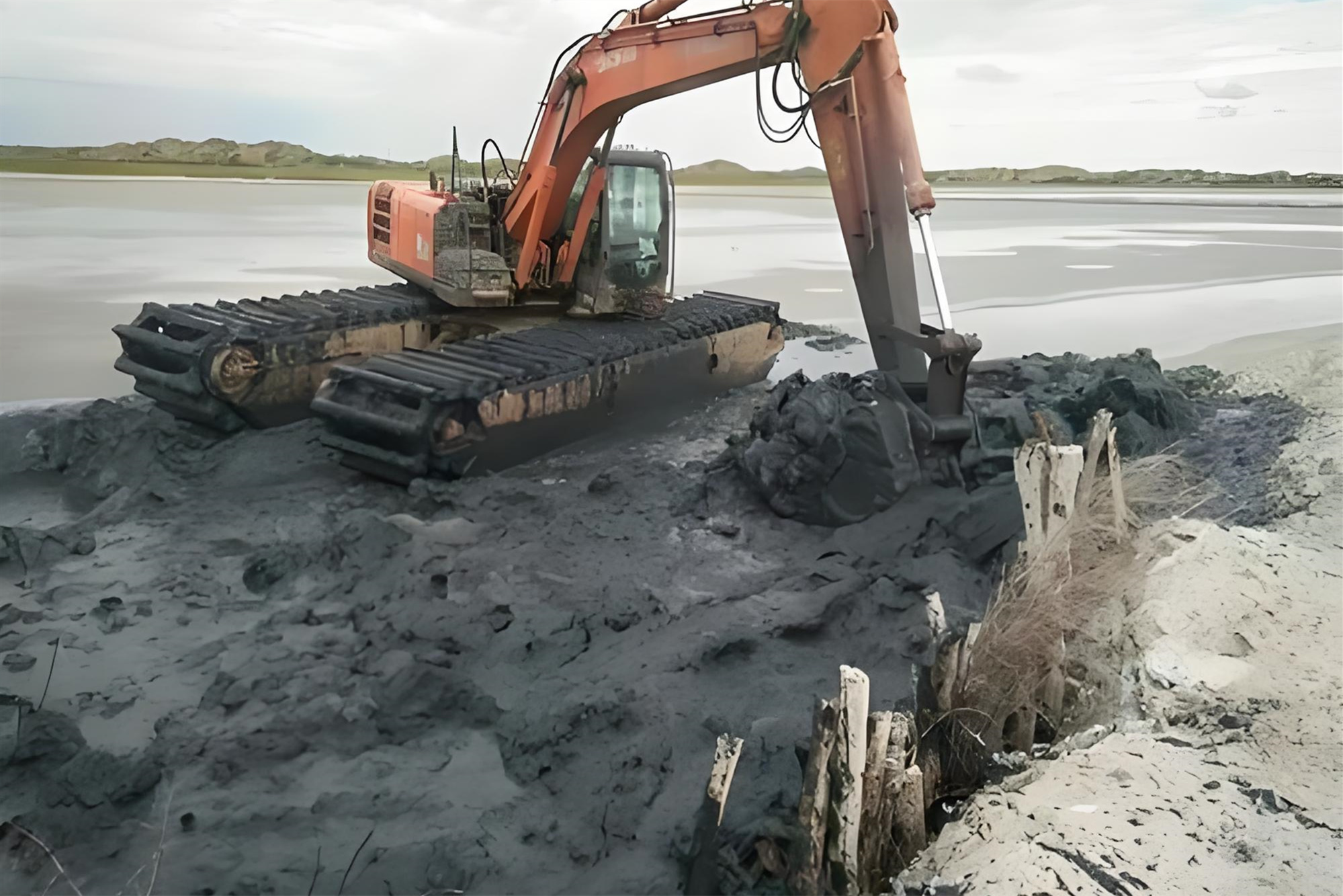 北京昌平區(qū)水上挖機(jī)清淤隊-挖機(jī)清淤效率受哪些因素影響？