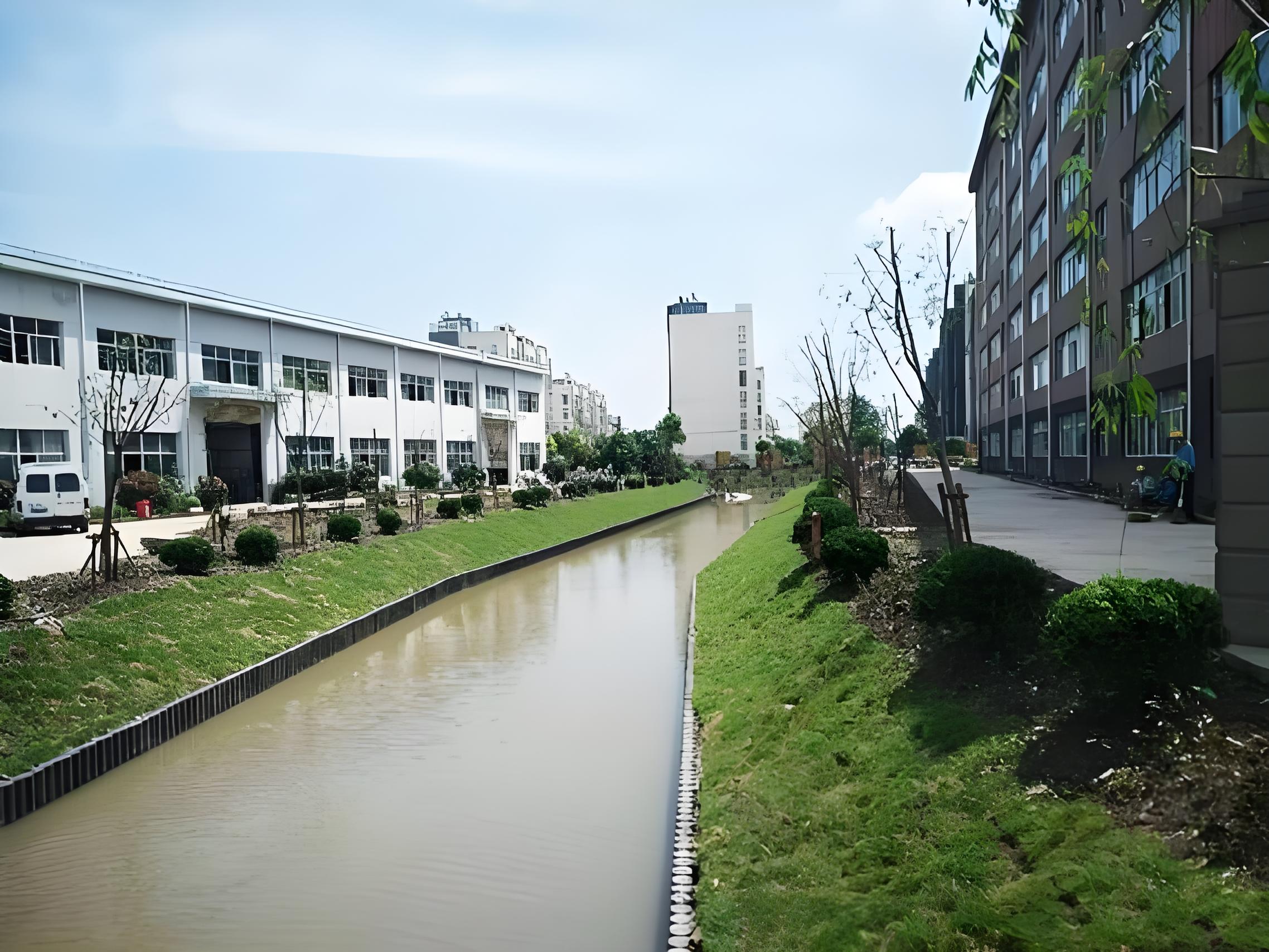 水泥仿木樁廠家泓樺錦嘉 - 河道仿木樁的規(guī)格怎么根據(jù)河道寬度選？