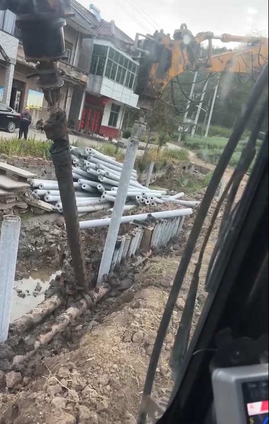 水泥仿木樁廠家泓樺錦嘉-水泥樁打樁是否需要預(yù)鉆孔？